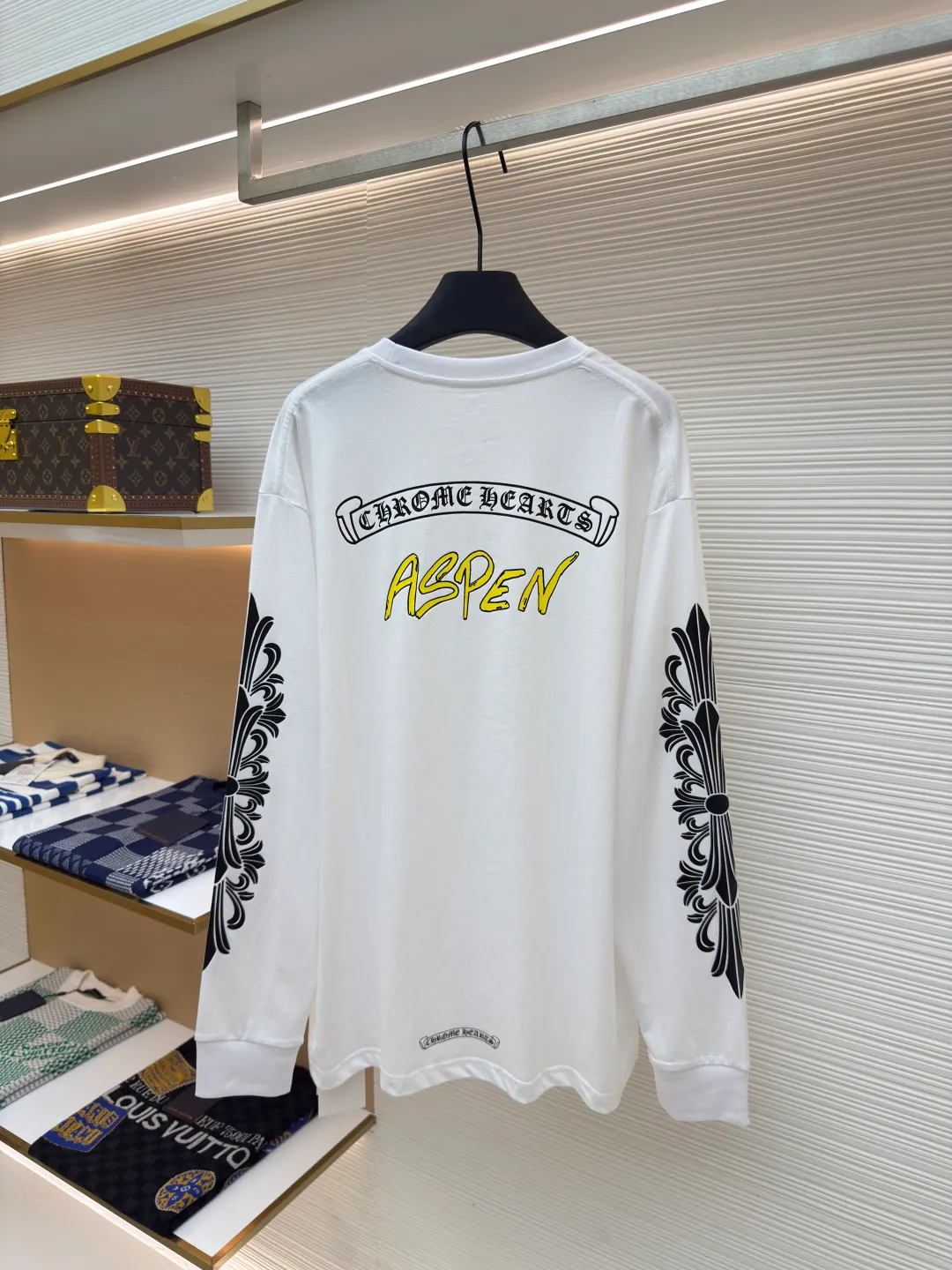 Chrome Hearts Graffiti Limited Long Sleeve ●Item No.: 1680095-A10 ●Material: pure cotton fabric ●Technology: Printing ●Version: Fitted version ●Weight: about 300 grams ●Size: S-M-L ●Description: The fabric is made of 26-woven 220-gram cotton, and the printing is printed with ink. The most important thing is that the leather is sewn by hand (handwork involves high costs). A lot of effort has been put into the fabric, hardware and craftsmanship. The top quality and industry benchmark in the market are only owned by a few people. The overall wiring is straight and delicate, the fabric is comfortable and soft, and the color is consistent without color difference. It can be matched with the same style to create a fashionable look and control various occasions. Customized accessories, complete with three standards, same style for men and women!